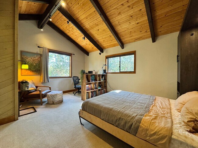 Building Photo - FOR RENT: FURNISHED LONG-TERM EXTREMELY CO...