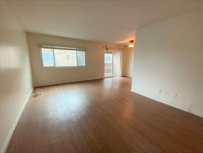 Building Photo - DOUBLE Car Garage! Balcony! Walkable to Restaurants!