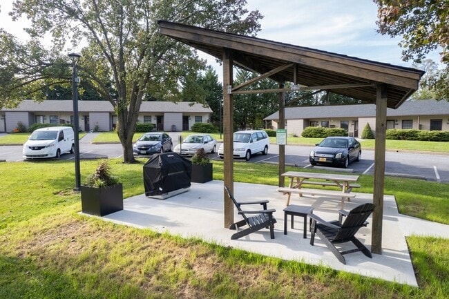 Building Photo - 2555 Bradford Ct