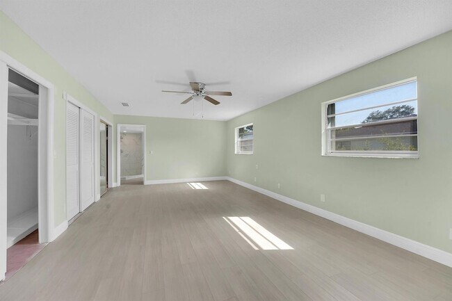 Building Photo - 154 SE Naranja Ave