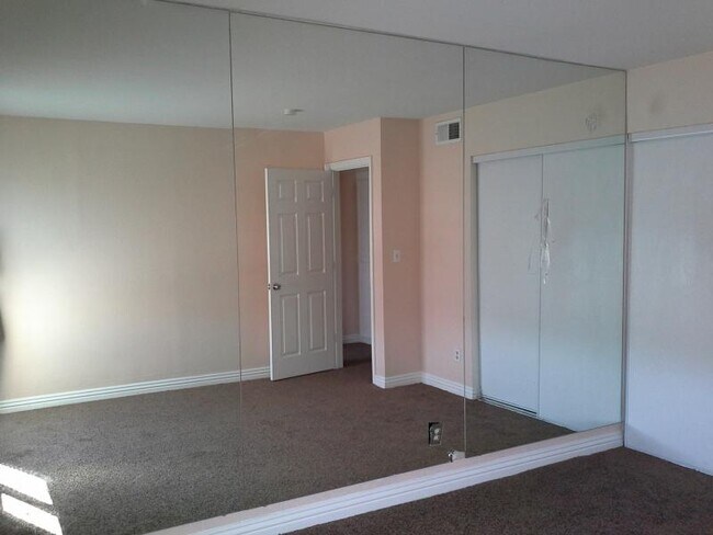 Building Photo - 3540 Villa Knolls N Dr