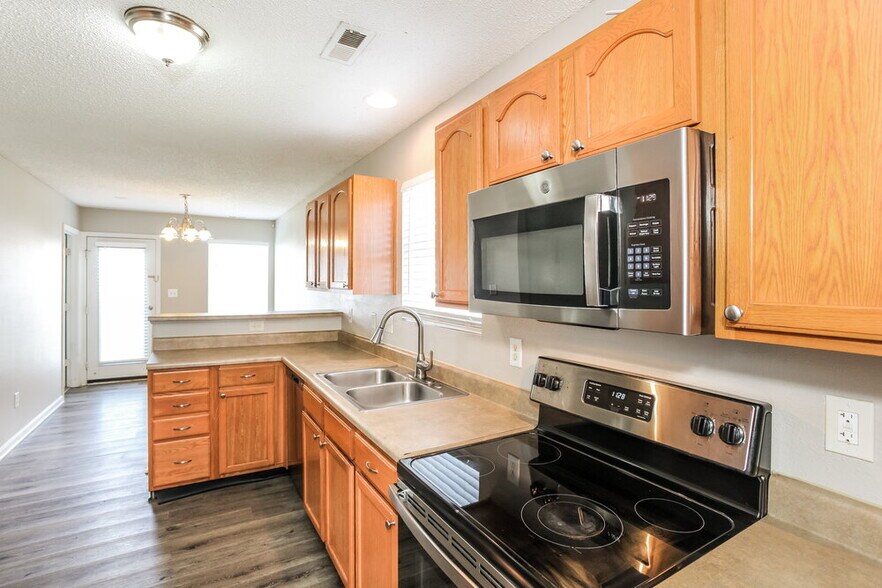 Building Photo - 5558 Wild Horse Dr