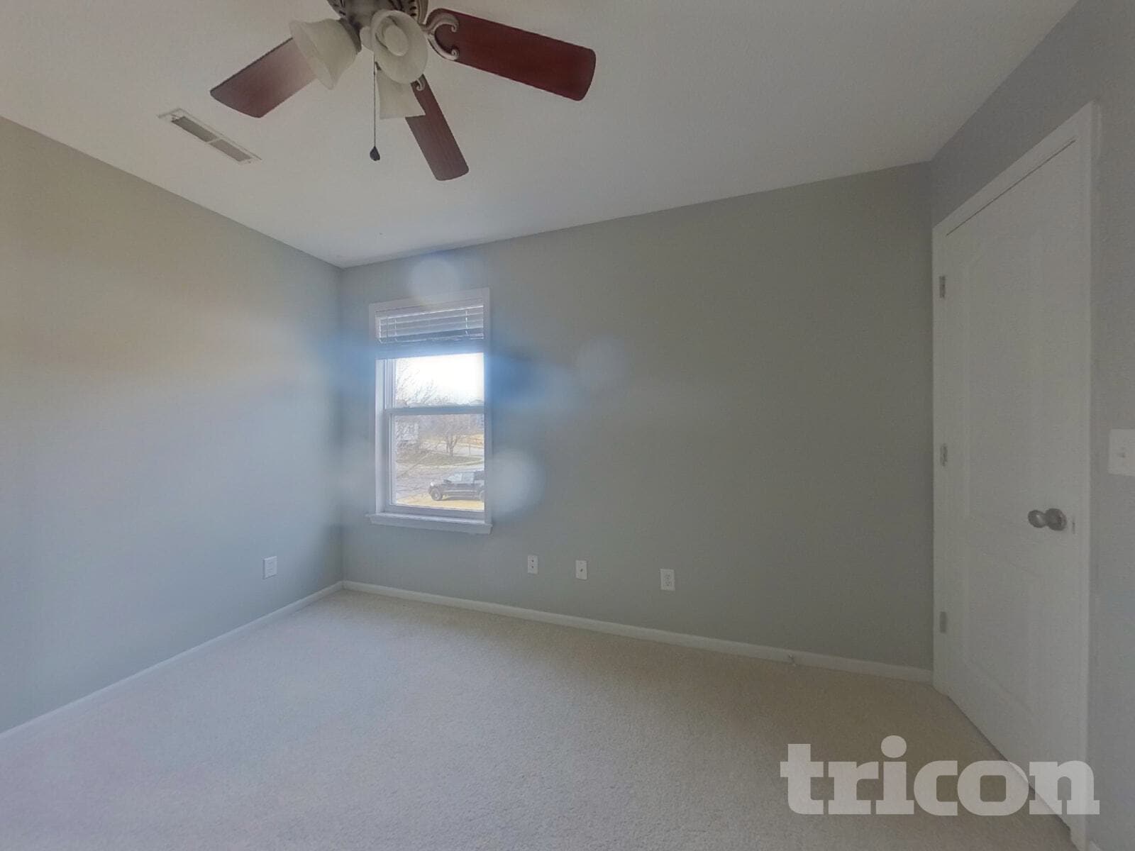 Building Photo - 10201 N Lewis Ave