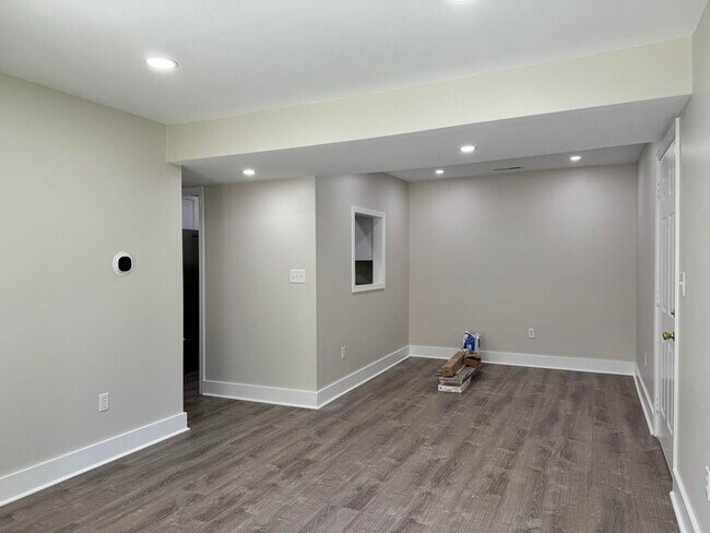 Building Photo - 404 Bainbridge Ct