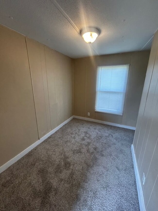 Building Photo - 3-bedroom, 2-bath mobile home