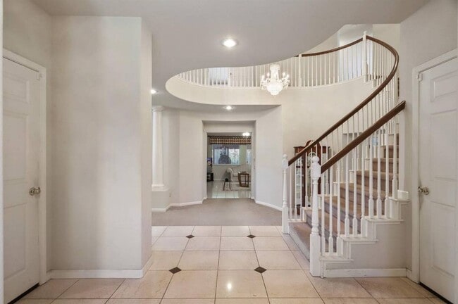 Building Photo - Beautiful home in a charming  neighborhood!!! Easy access to shopping and highways!!