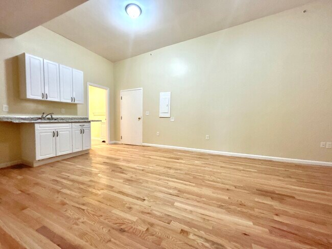 Building Photo - 135 W Main St