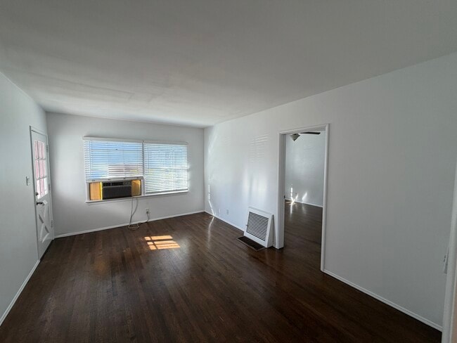 Building Photo - 124 N Beachwood Dr