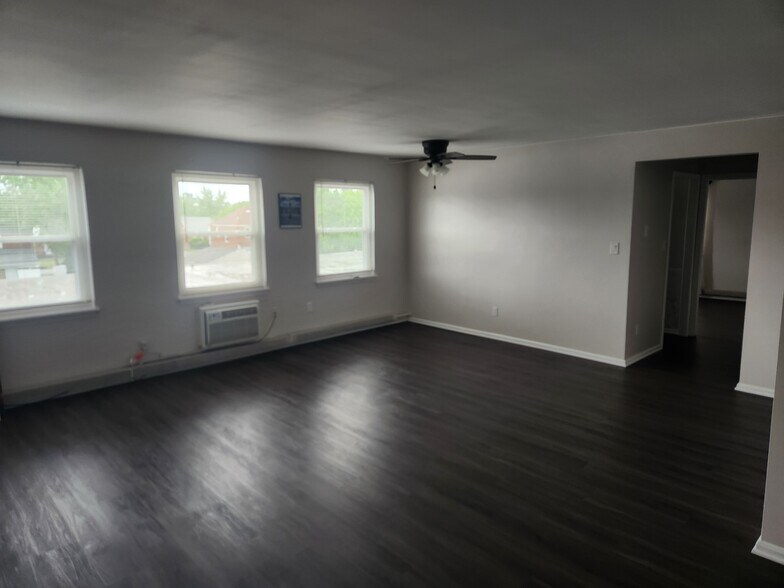 living/dining room - 13797 Cedar Rd