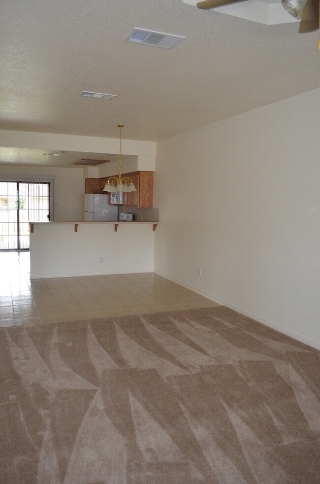 Building Photo - 913Daisy