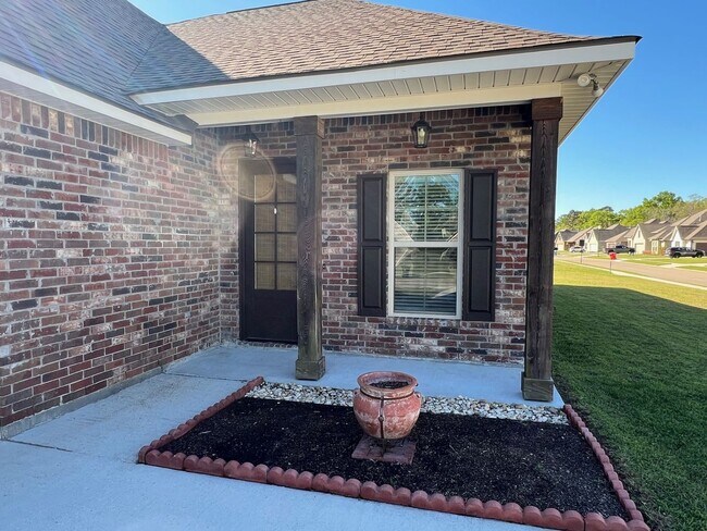 Building Photo - 9922 Stratford Dr