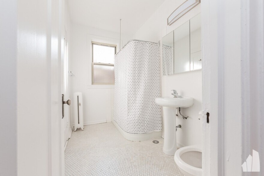 Building Photo - 7000 N Sheridan Rd