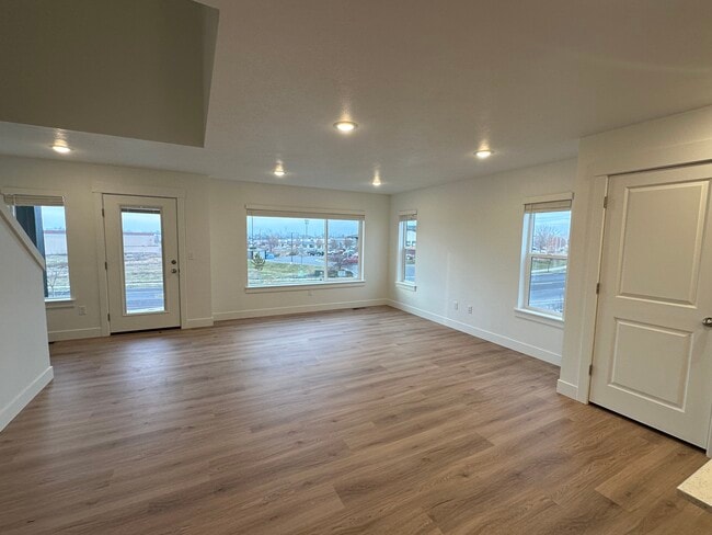 Building Photo - 33 N 460 W