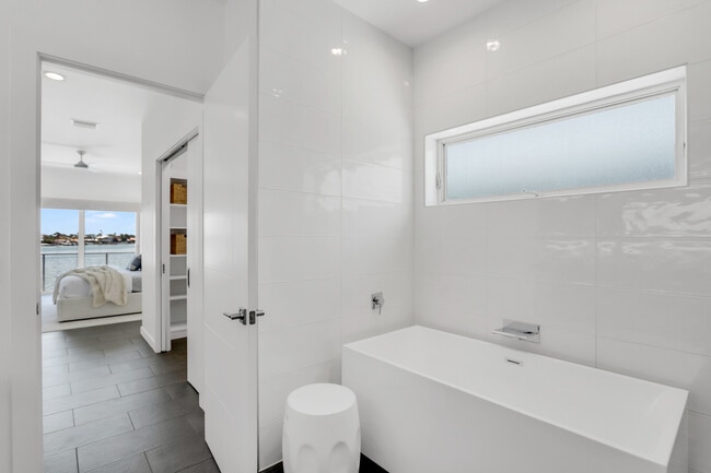 Building Photo - 905 Bay Point Dr