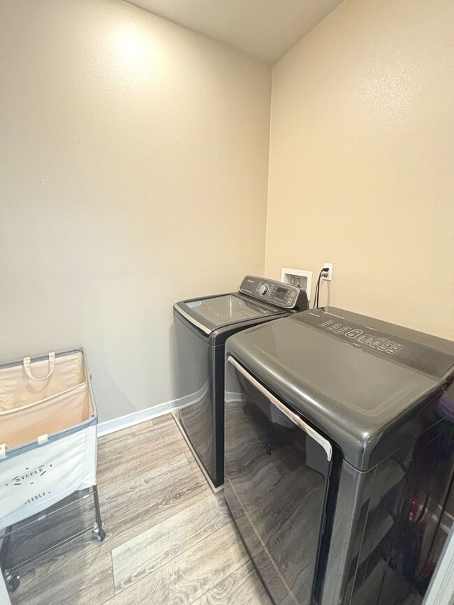 Building Photo - Stylish, Modern Townhome with Designer Tou...