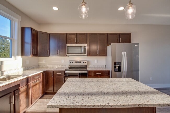 Building Photo - Townhome For Lease