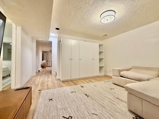 Building Photo - 8758 Oak Park Cir