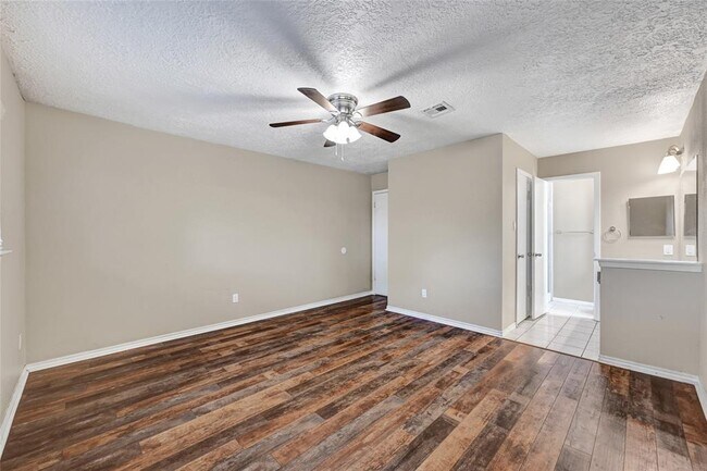 Building Photo - 10007 Oakmont Dr