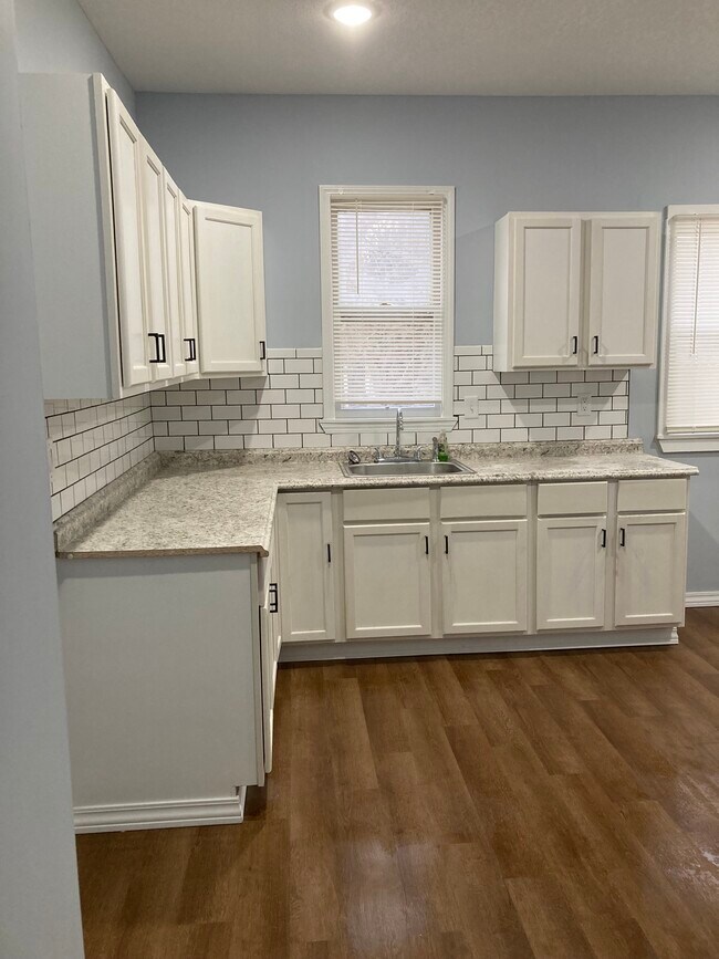 305 N College Ave 305 N College Ave Warrensburg MO 64093 Apartment