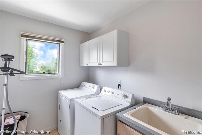 Building Photo - 9049 Cobblestone Cir