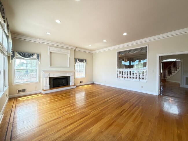 Building Photo - 738 Palmera Ct