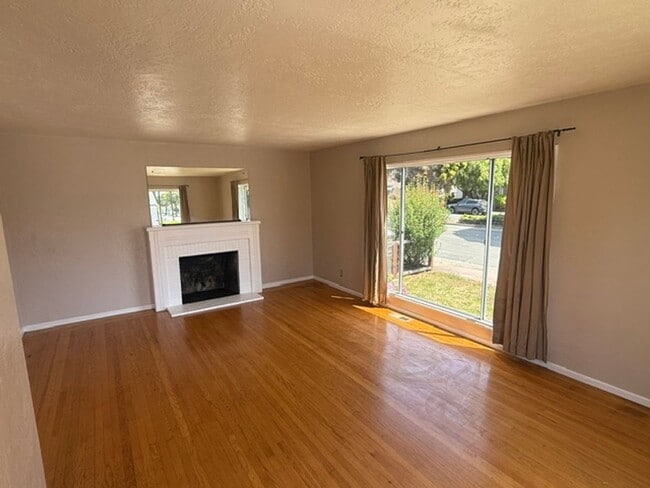 Building Photo - 3-Bedroom Single Family Home in Richmond Annex / El Cerrito Area