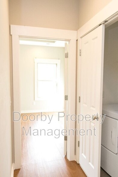 Building Photo - 206 S Aster Ave