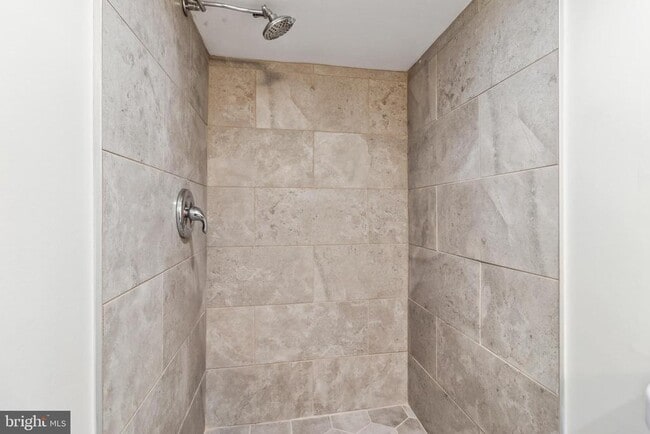 Building Photo - 912 N Milton Ave