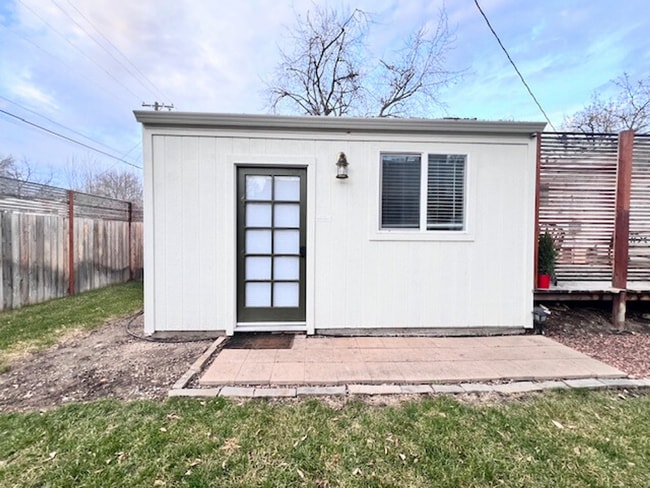 Building Photo - Fully furnished studio apartment in the North End! | 3-6 month leases available!!