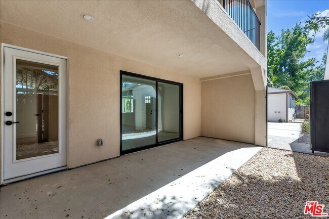 Building Photo - 6913 Encino Ave