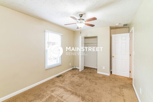 Building Photo - 3 Bedroom Pet-Friendly Home in Louisville, KY with Main Street Renewal