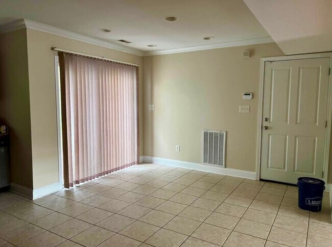 Building Photo - 3 bedroom + loft & 2.5 bedroom  in gated c...