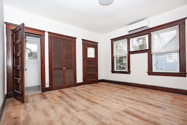 Building Photo - 1009 Hudson Ave