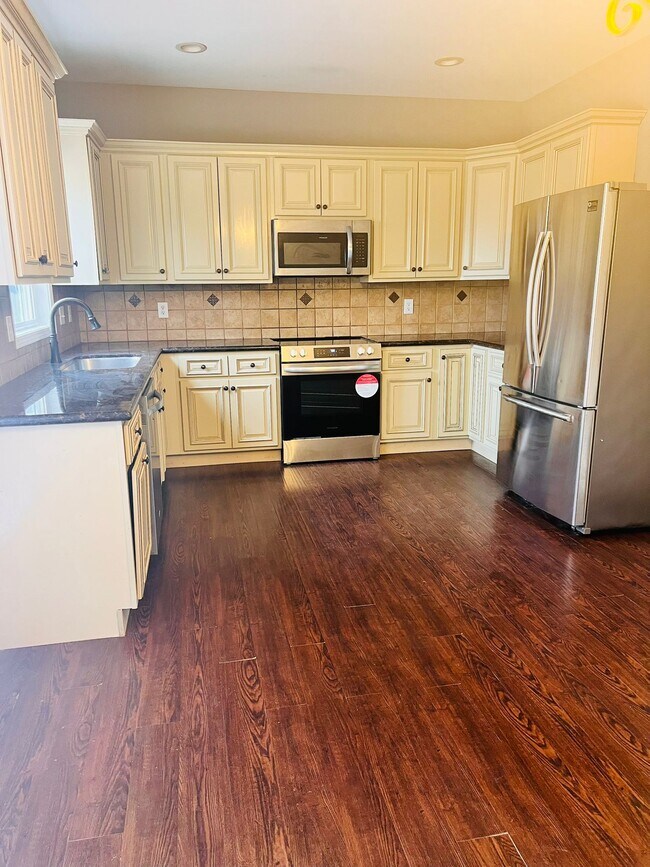 Building Photo - 105 Charing Pl