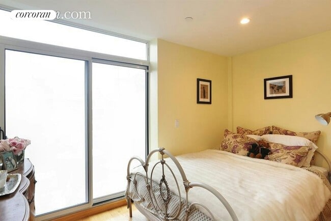 Building Photo - 24 Henry St