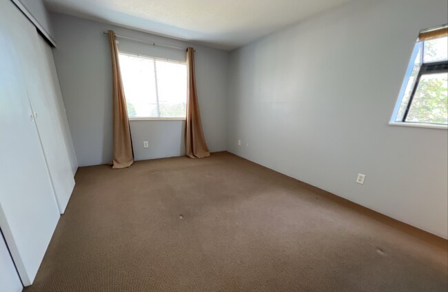 Building Photo - Beautifully Maintained Ground Level 2 Bed, 2 Bath Condo in Woodside Village!