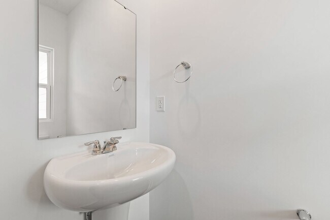 Building Photo - Limited-Time Offer: Modern 3-Bedroom Townh...