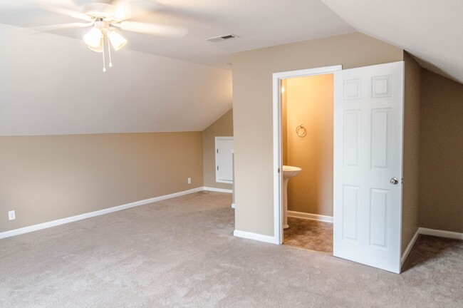 Building Photo - Pet Friendly Three Bedroom with Bonus!