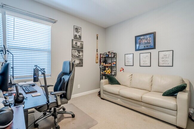 Building Photo - 9935 E Thornbush Ave