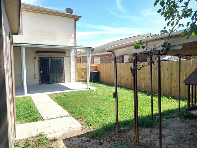 Building Photo - 811 Sweet Flower Dr