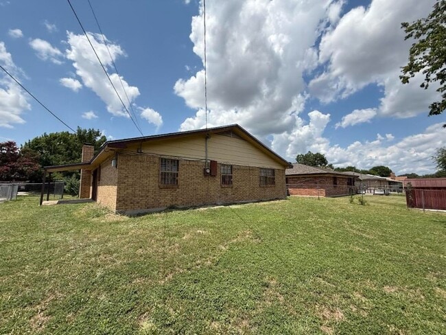 Building Photo - AVAILABLE NOW - (SECTION 8 ACCEPTED)