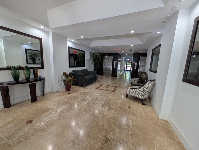 Building Photo - 2715 Tigertail Ave