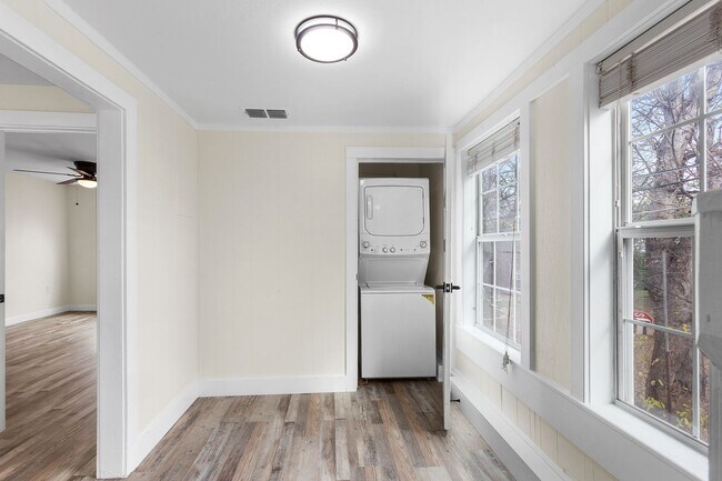 Building Photo - 407 Sarah St