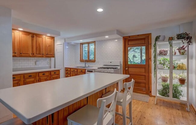 Building Photo - For Rent: Charming 3-Bedroom Home in Bartl...