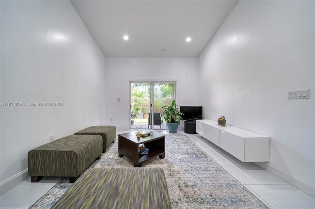 Building Photo - 3243 NE 11th Dr