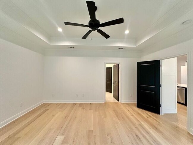 Building Photo - Available Now! Luxurious 3 Bedroom 2 Bath ...