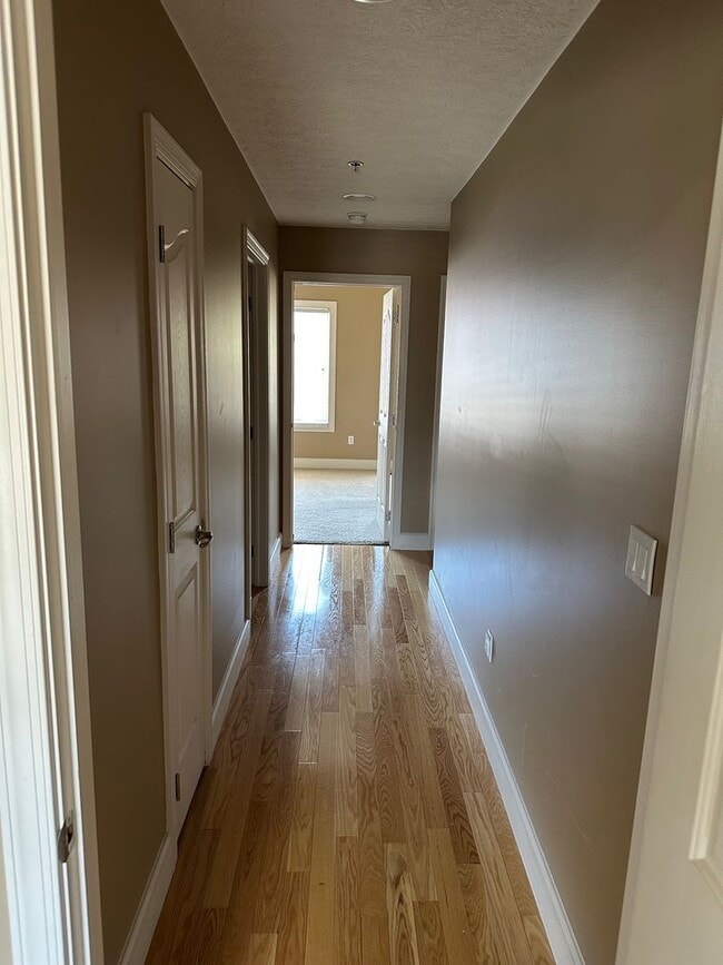 Building Photo - 2 Bedroom/2.5 Bath Townhome located in a Gated Community with a Water Front View! Available on 8/...