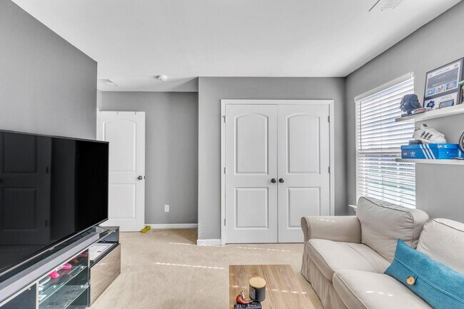 Building Photo - Stunning 4 Bed/2.5 Bath home in Creekside