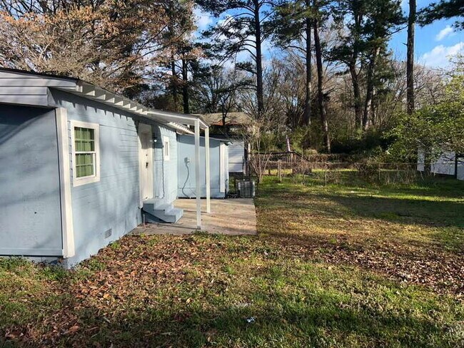 Building Photo - 5038 Westbrook Rd