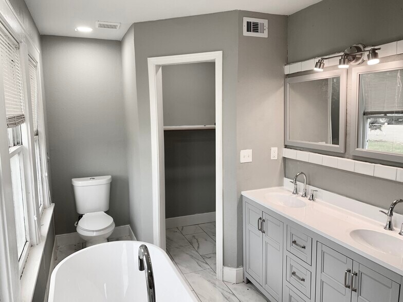 Walk in Master Closet - 2620 Tuam St